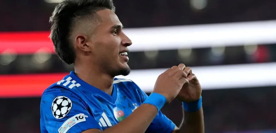 Futbolchi goli nishonlayotgan paytda
