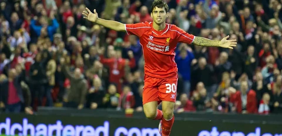 Futbolchi gollarni nishonlayotgan Liverpool o'yinchisi