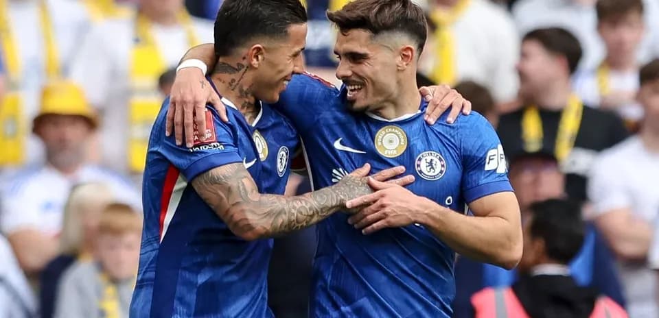 Ikkita futbolchi bir-birini tabriklamoqda