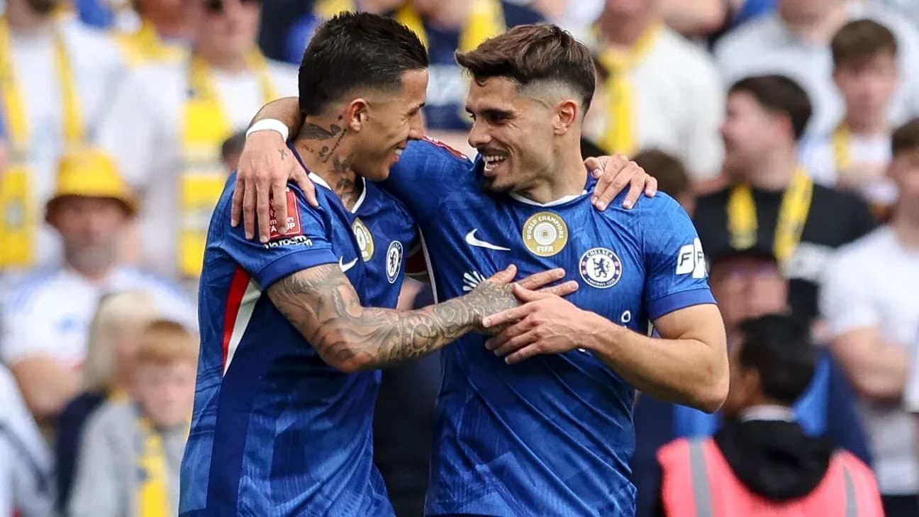 Ikkita futbolchi bir-birini tabriklamoqda