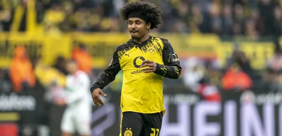 O'yinchi Dortmund formasida maydonda harakatlanmoqda
