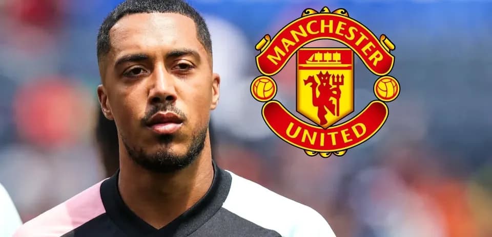 Futbolchi Manchester United logosi oldida