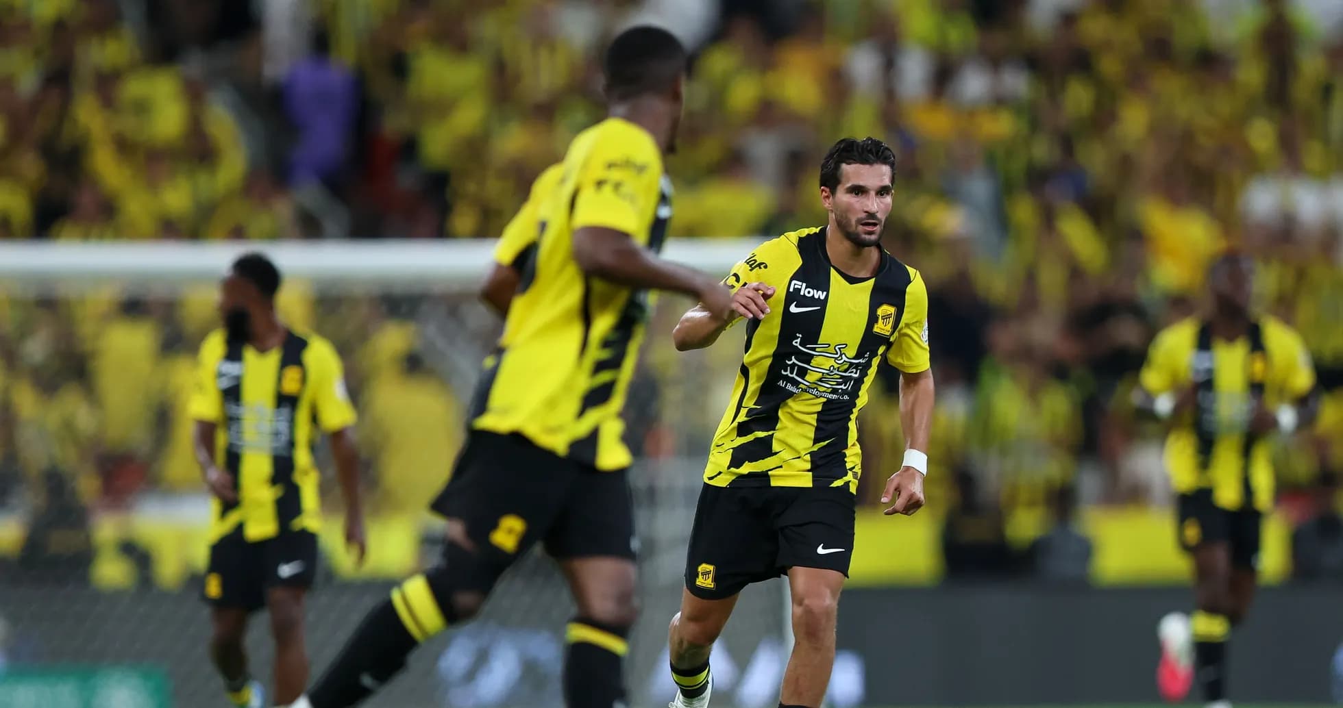 Ittihad players in yellow and black uniforms during match