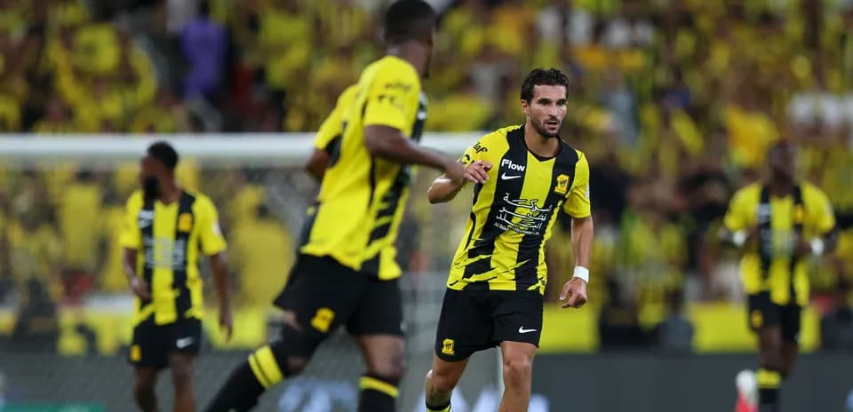 Ittihad players in yellow and black uniforms during match