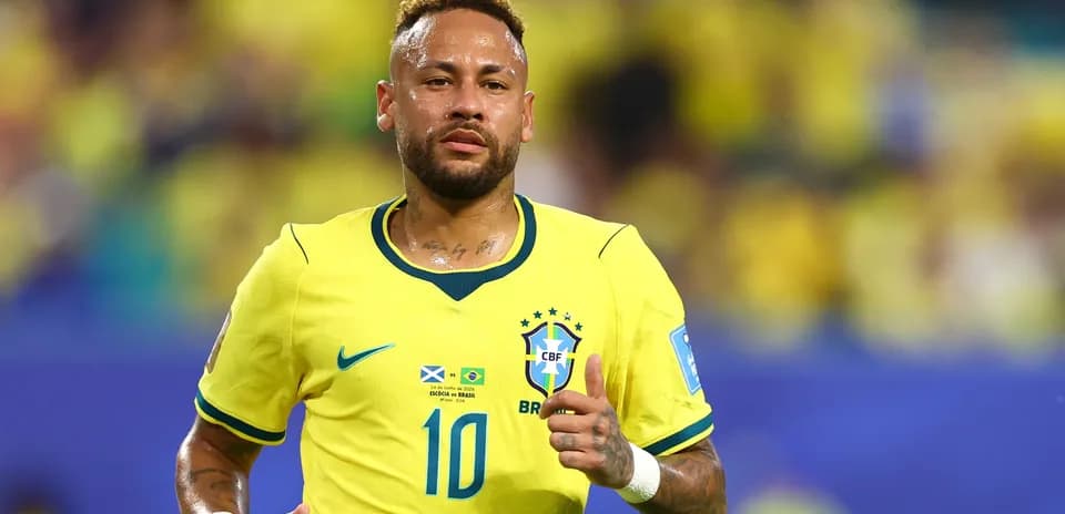 Futbolchi Neymar Braziliya formasi bilan maydonda