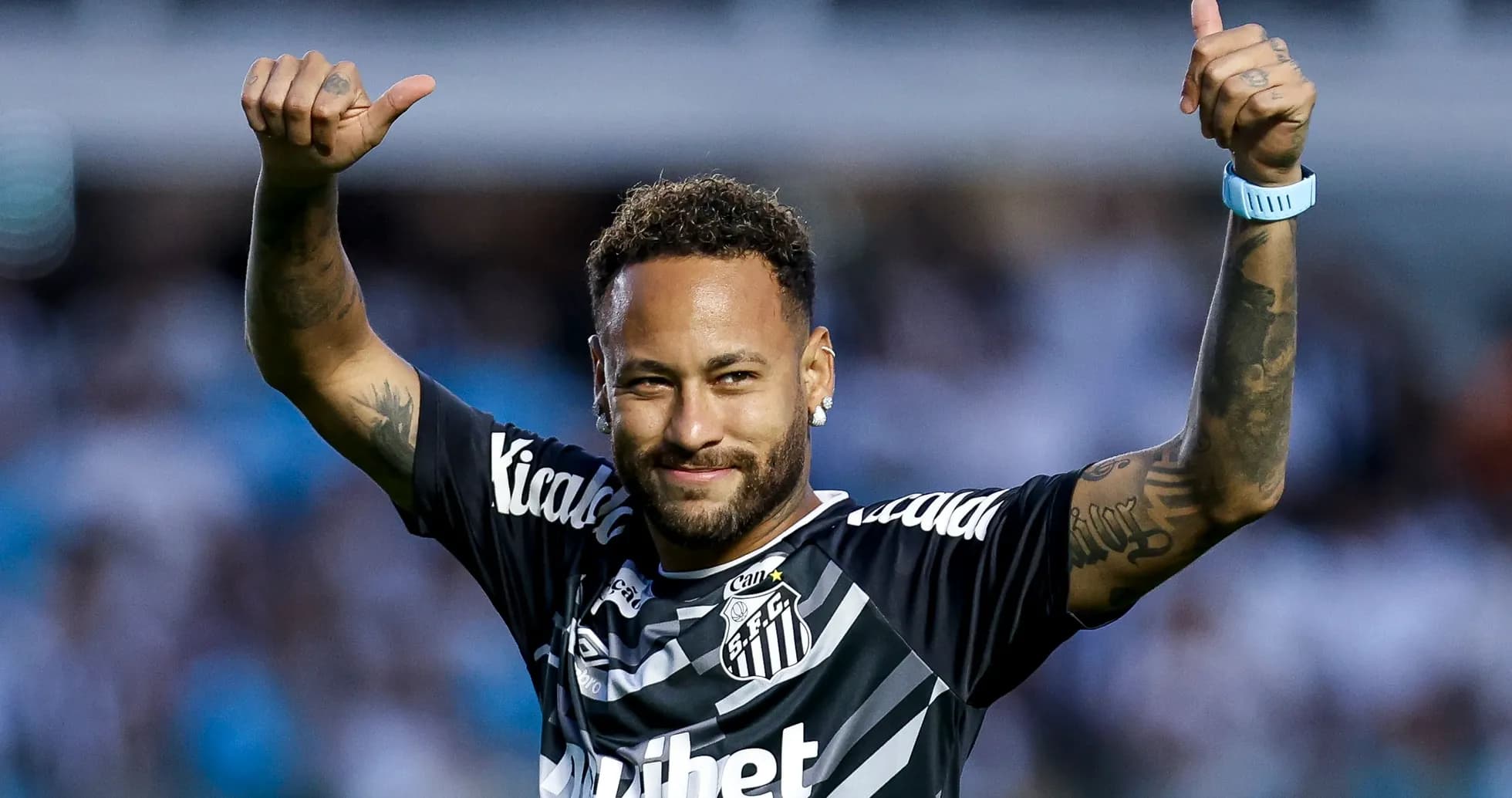 Futbolchi maydonida Neymar qo'llarini ko'tarib turgan