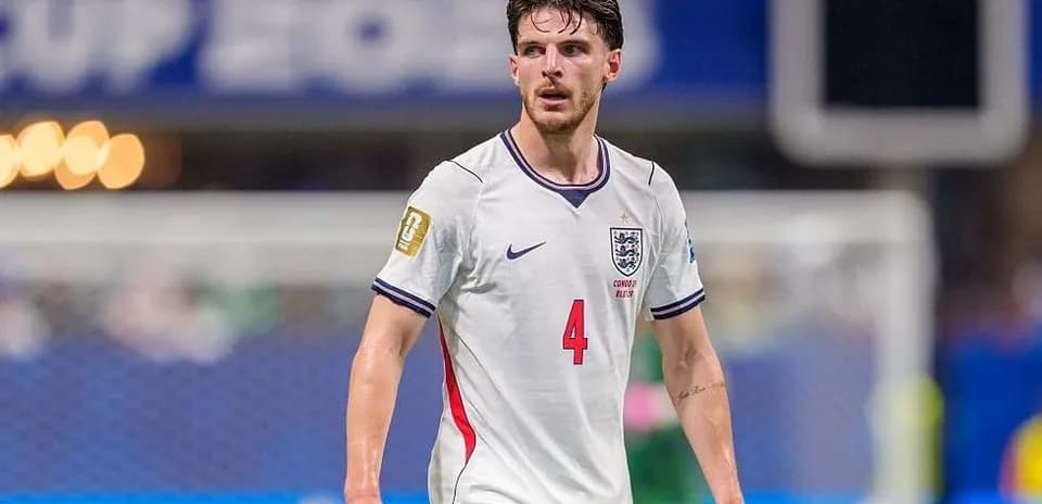Futbolchi England formasida maydonda harakatda
