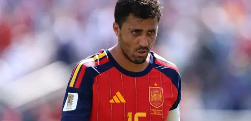 Futbolchi maydonda, Ispaniya formasi kiygan