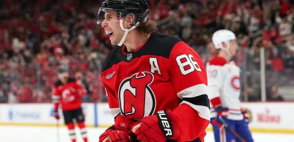 O'yinchi New Jersey Devils formasida qiyshaymoqda