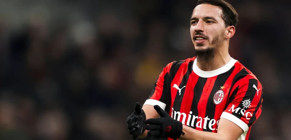 Futbolchi AC Milan formasida maydonda harakatda