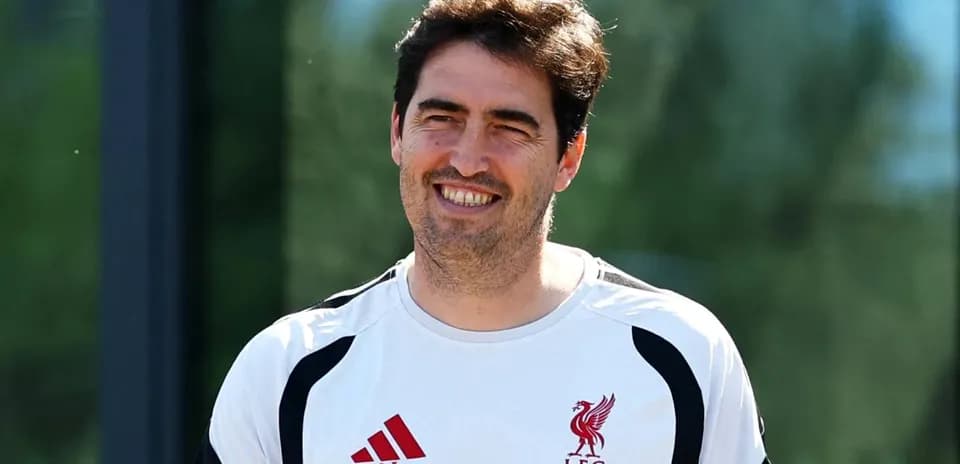 Trener LFC mashg'ulotida tabassum qilmoqda