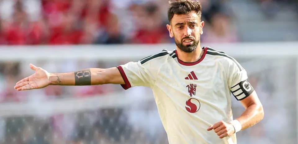 Futbolchi maydonida jamoasini boshqarayotgan o'yinchi