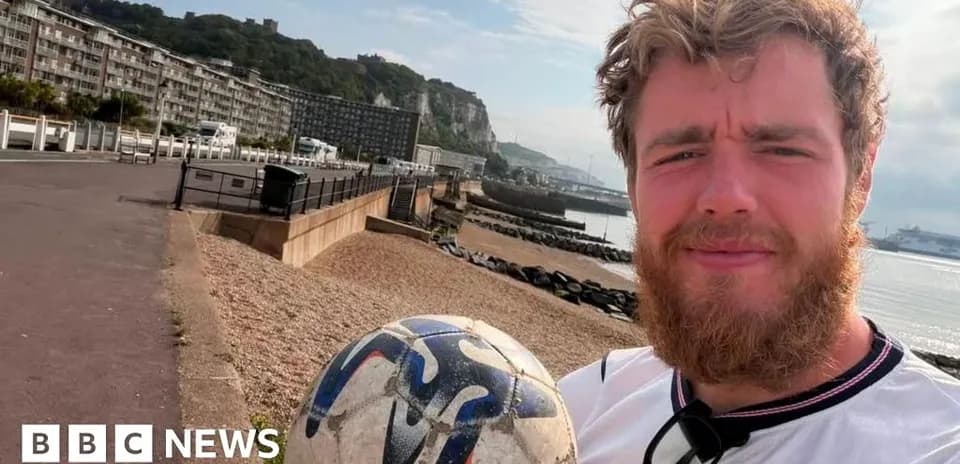 O'yinchi futbol to'pi bilan plyajda selfie surat