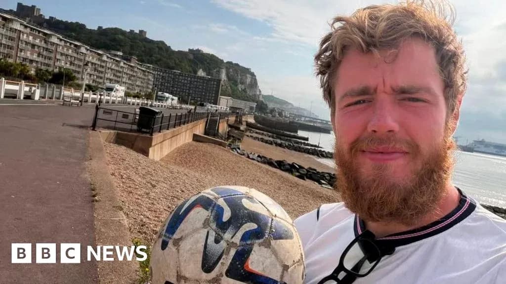 O'yinchi futbol to'pi bilan plyajda selfie surat
