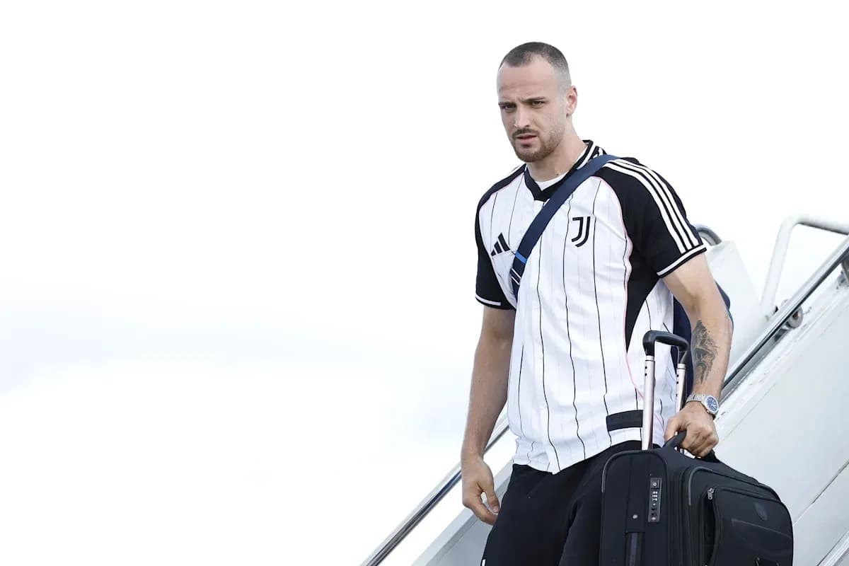 Futbolchi Juventus formasida samolyotdan tushmoqda