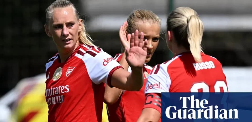 Futbolchilar jamoada bir-biriga salom berishmoqda