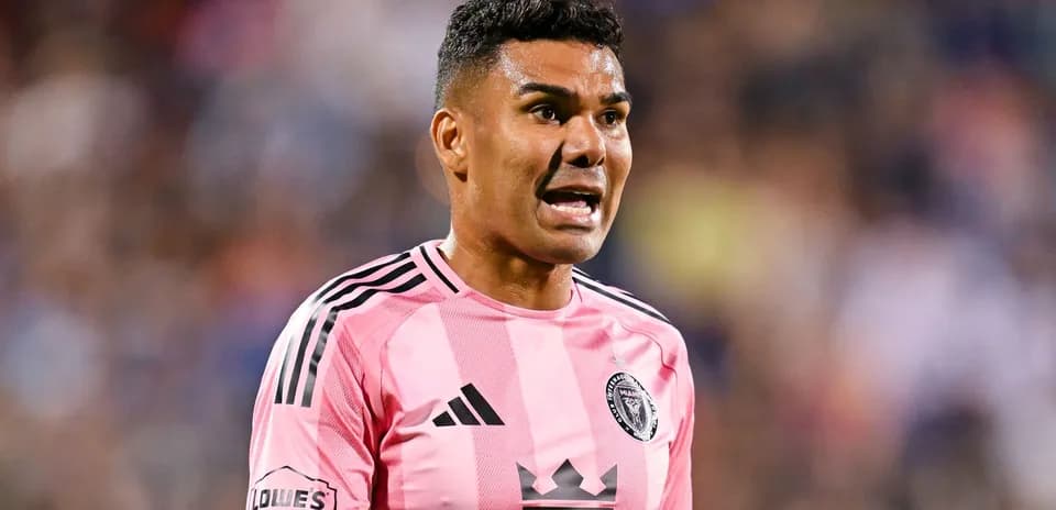 Futbolchi maydonda o'yin davomida gapirayotgan