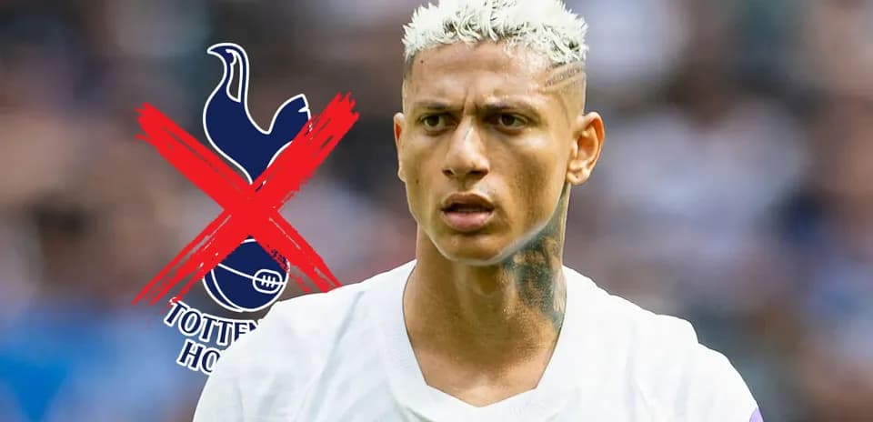 Futbolchi maydonda, Tottenham logotipi o'tkazilgan