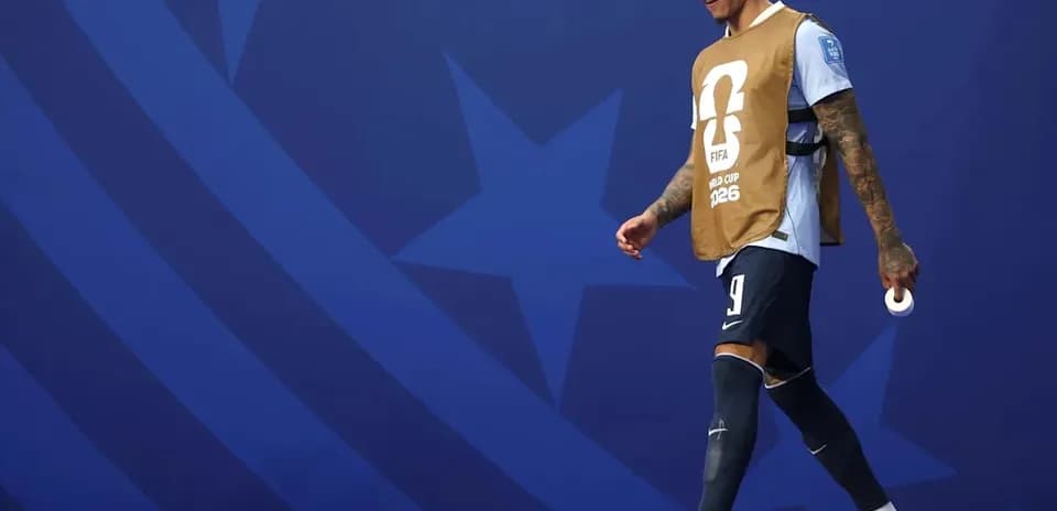 Futbolchi o'yin maydoniga chiqayotgan jarayonda