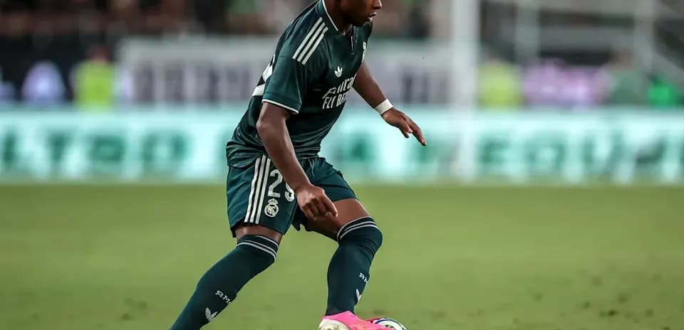 Futbolchi to'pni ushlab, harakatda