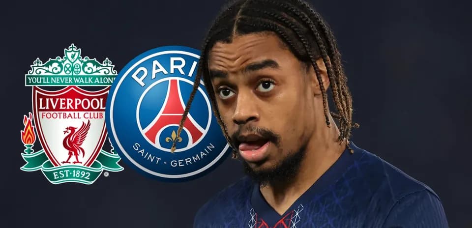 Futbolchi PSG va Liverpool logotiplari oldida