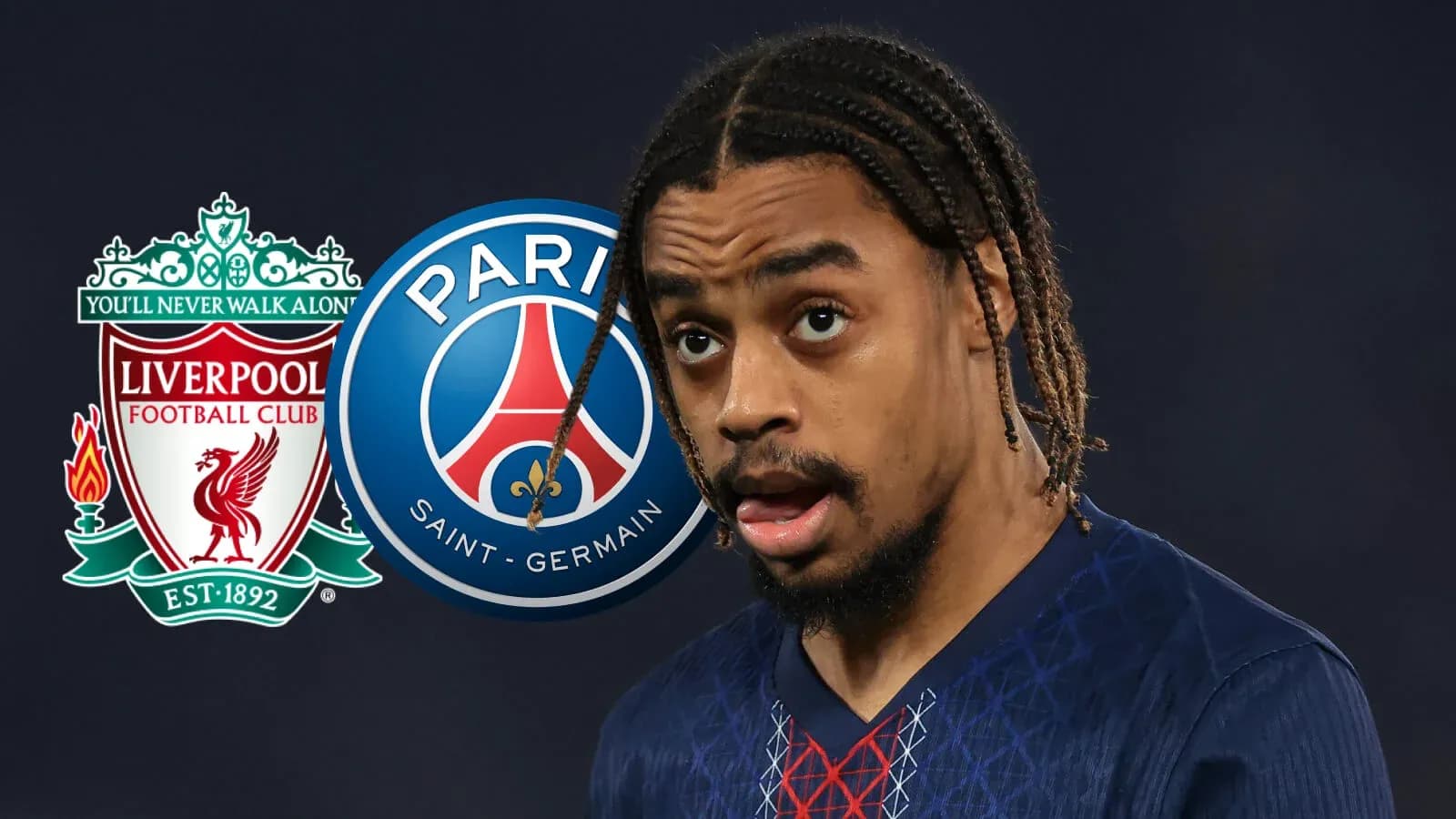 Futbolchi PSG va Liverpool logotiplari oldida
