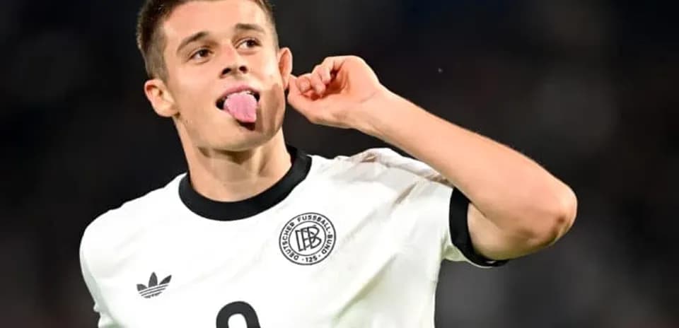 Futbolchi gol urganidan keyin tilini chiqarib turibdi