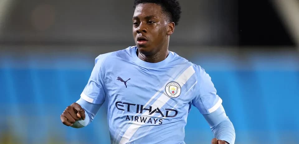 Futbolchi Manchester City formasida yugurmoqda