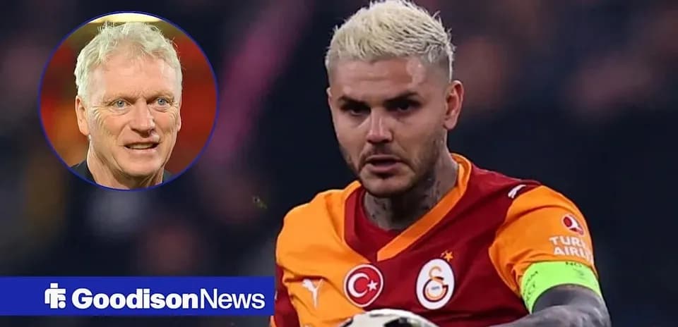 Futbolchi maydonda to'pni ushlamoqda