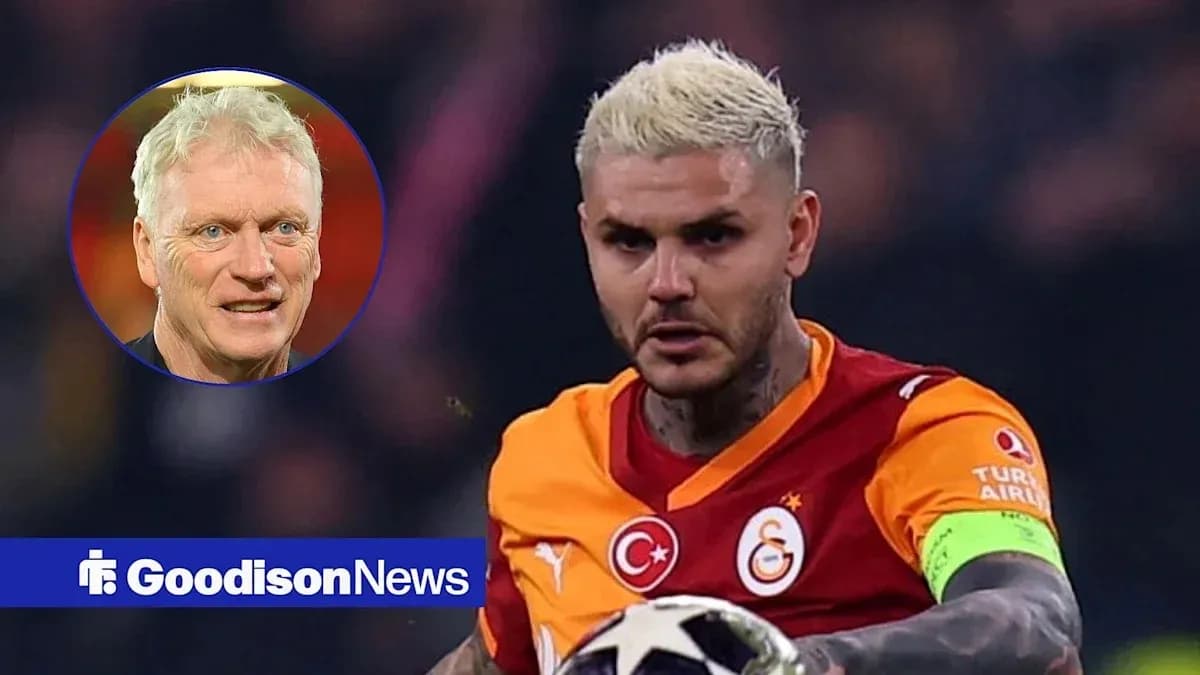 Futbolchi maydonda to'pni ushlamoqda