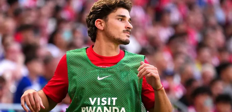 Futbolchi zaxira kiyimida maydonga chiqmoqda