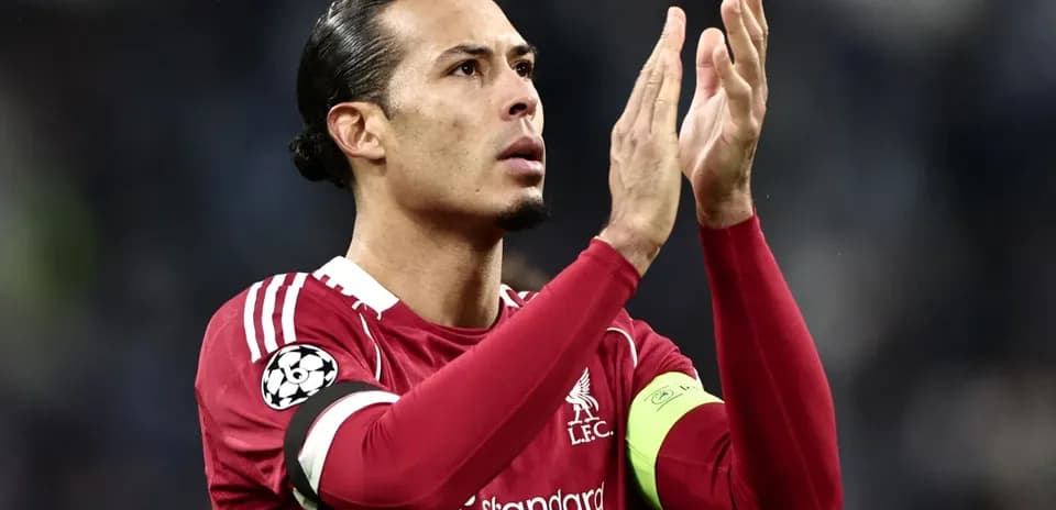 Futbolchi maydonda qo'llarini ko'targan