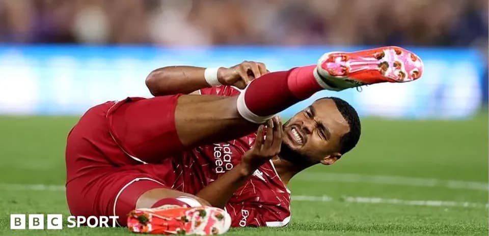 Futbolchi jarohat olgan holda yerda yotmoqda
