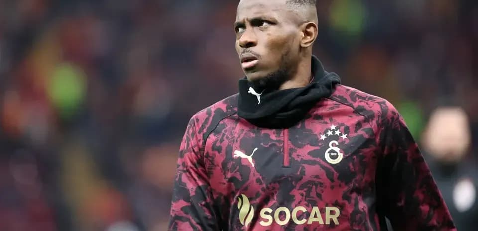 Futbolchi maydonda tayyorgarlik ko'rmoqda
