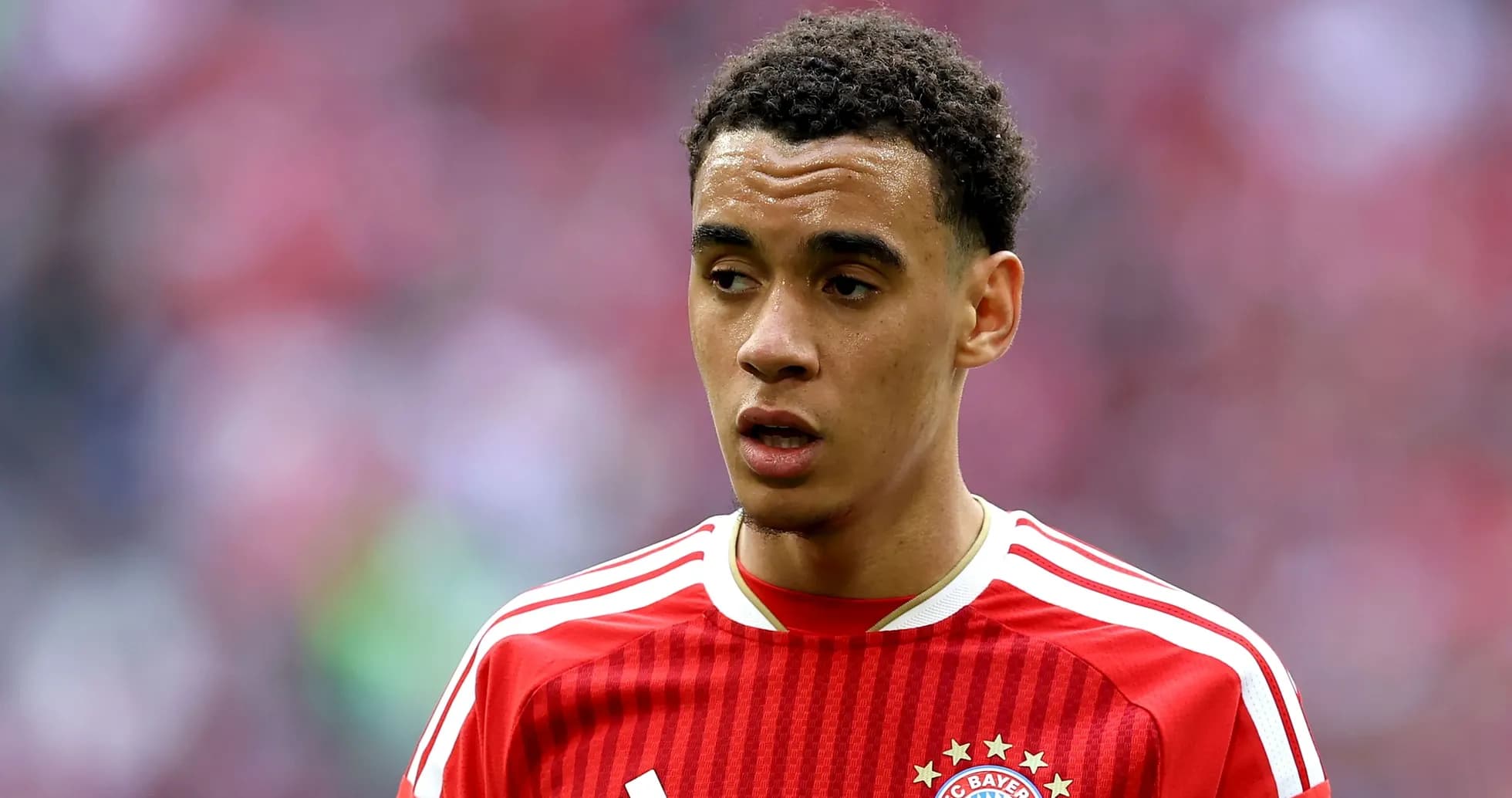 Futbolchi Bayern formasi kiygan yosh o'yinchi