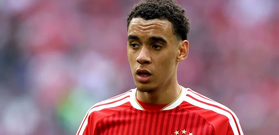 Futbolchi Bayern formasi kiygan yosh o'yinchi