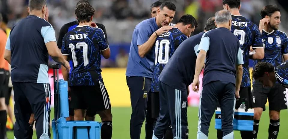 Argentina team discussing strategy during match timeout