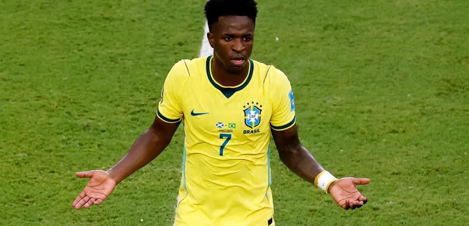 Futbolchi Braziliya formasida maydonda turibdi