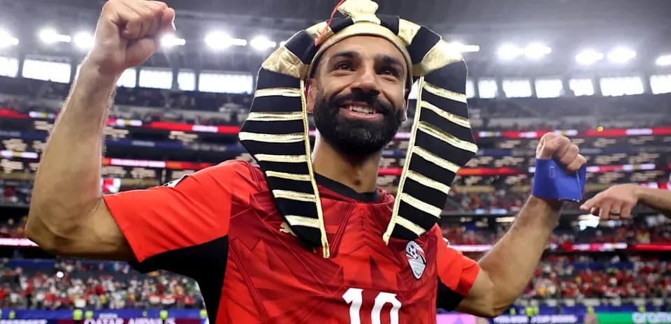 Futbolchi Misr formasi bilan sahnada quchib turibdi