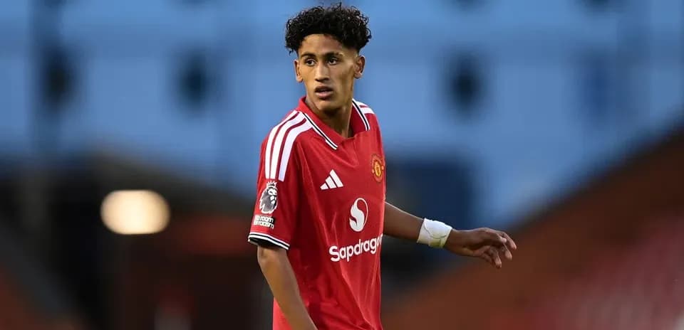 O'yinchi Manchester United formasida maydonda harakatlanmoqda