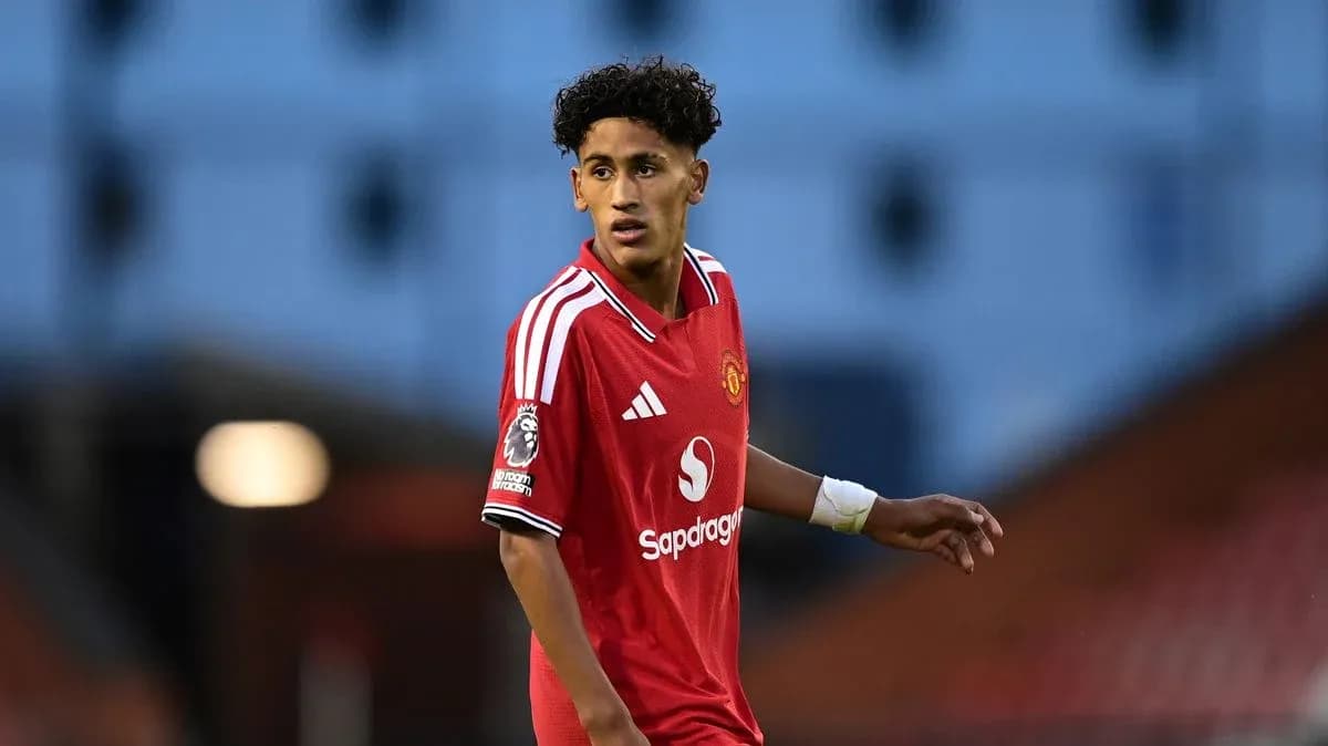 O'yinchi Manchester United formasida maydonda harakatlanmoqda