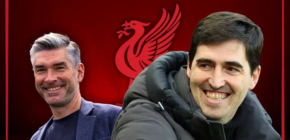 Ikkita murabbiy Liverpool logosi fonida tabassum qilmoqda