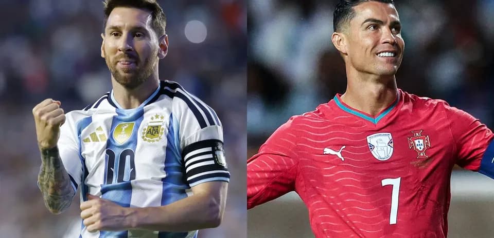 Lionel Messi and Cristiano Ronaldo posing together