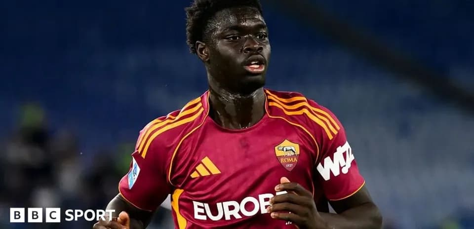 Futbolchi Roma formasida maydonda harakatda