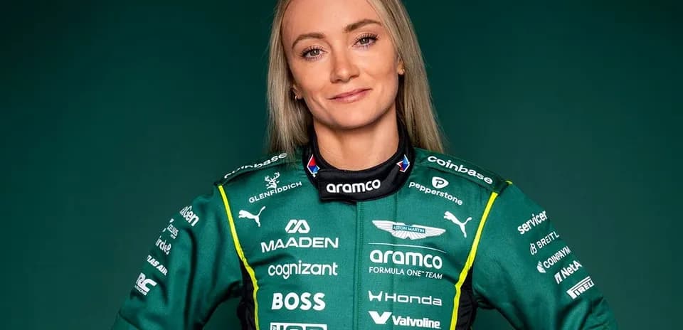 Ayollar Formula 1 poygasi uchun kostyumda haydovchi
