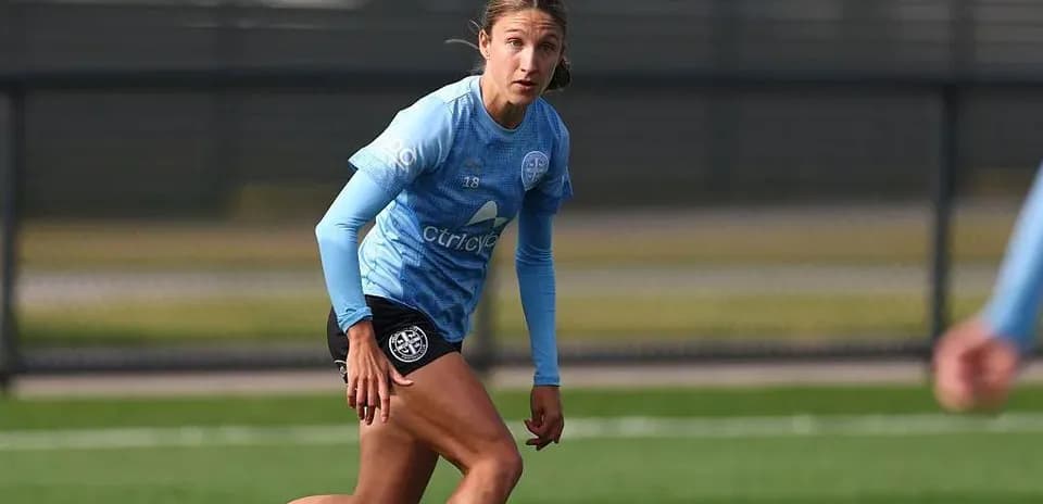 Ayol futbolchi mashg'ulotda harakatlanmoqda