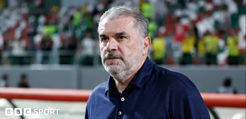 Murabbiy stadion yonida o'yin paytida