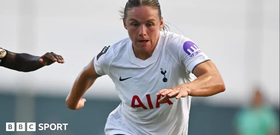 Futbolchi to'pni quchoq bilan ushlamoqchi