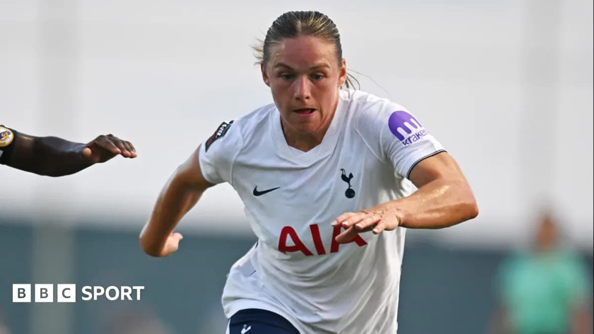 Futbolchi to'pni quchoq bilan ushlamoqchi