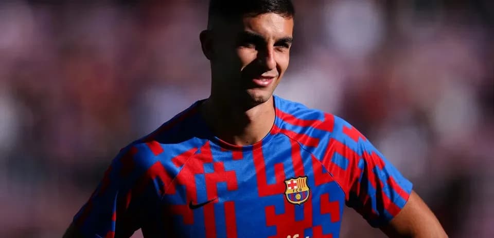 Futbolchi Barcelona formasida kulgusi futbolchi
